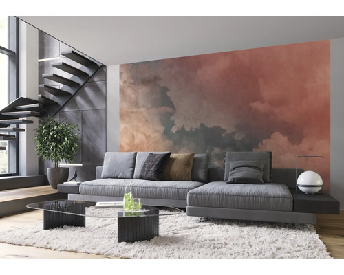 Wohnzimmer mit Sofa, Couchtisch, Treppe und Wolken-Fototapete für ein helles und modernes Ambiente.
