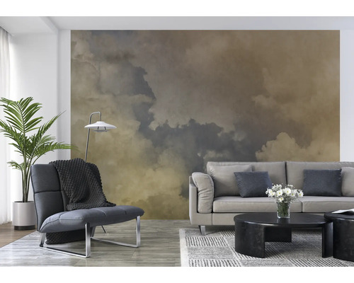 Wohnzimmer mit Fototapete mit Wolkenmotiv, Sessel, Sofa und Couchtisch