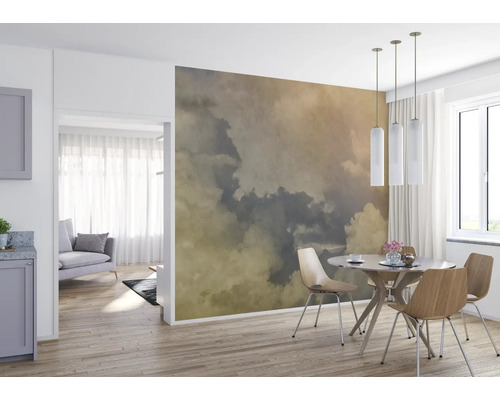 Esszimmer mit Wolkenmuster-Tapete, Esstisch und Stühlen unter Pendelleuchten.