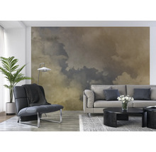 Wohnzimmer mit Wolken-Fototapete, Sessel, Sofa und Couchtischen