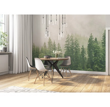 Esszimmer mit Holztisch, Stühlen und Fototapete mit Waldmotiv