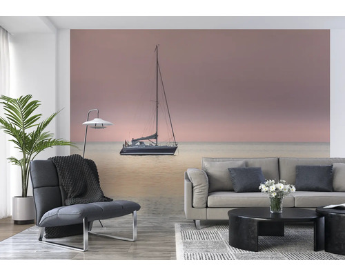Wohnzimmer mit Fototapete eines Segelboots auf dem Meer