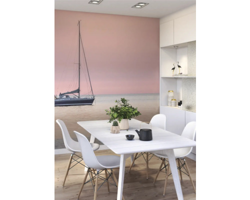Esszimmer mit Fototapete mit Segelboot-Motiv, Esstisch und Stühlen