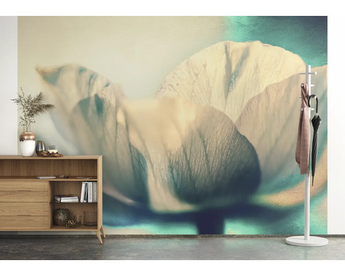 Raumansicht mit Kommode, Garderobe und Fototapete mit Blumenmotiv