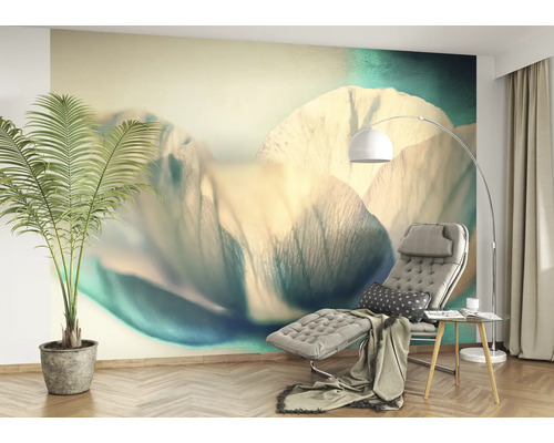 Wohnzimmer mit Fototapete eines Blütenmotivs, Liege und Zimmerpflanze