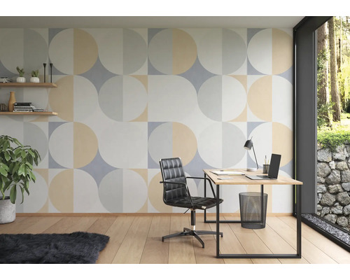 Modernes Arbeitszimmer mit geometrischer Tapete, Schreibtisch und Bürostuhl