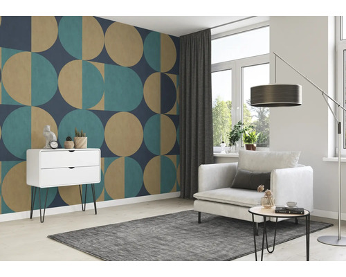 Wohnzimmer mit geometrischer Tapete, Sessel, Teppich und Kommode