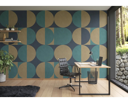 Modernes Arbeitszimmer mit Schreibtisch, Bürostuhl und geometrischer Tapete