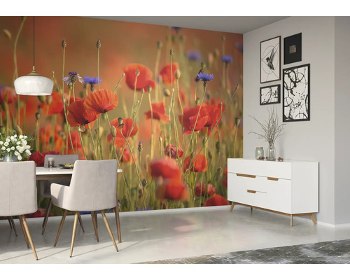 Esszimmer mit Mohnblumen Tapete und weißer Kommode