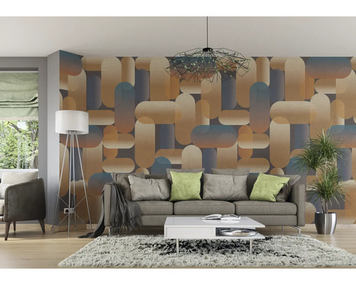 Wohnzimmer mit Sofa, Teppich, Stehlampe und gemusterter Tapete