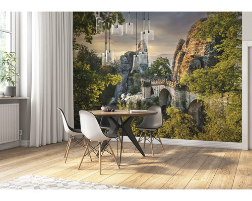Esszimmer mit Fototapete mit Steinbrücke und Felsformationen
