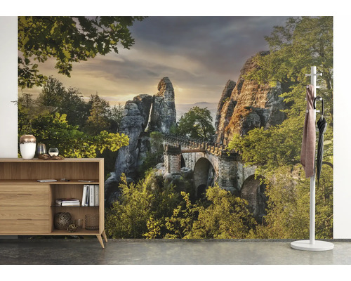 Szene mit Schrank, Garderobenständer und Fototapete mit Brückenmotiv