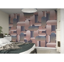 Schlafzimmer mit einer Wand mit Tapete mit geometrischen Formen.