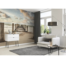 Wohnzimmer mit Fototapete, Sessel und Beistelltisch