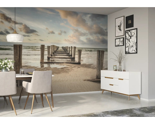 Wohnraum mit Fototapete, Sideboard, Esstisch und Stühlen