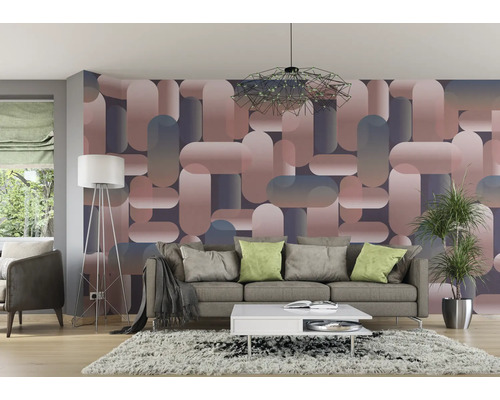 Wohnzimmer mit Sofa, Couchtisch, Stehlampe und geometrischer Tapete.