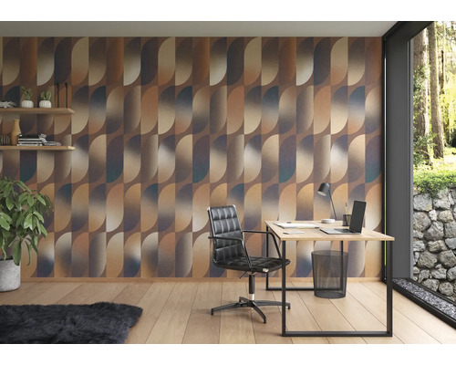 Büro mit Schreibtisch, Bürostuhl und gemusterter Tapete