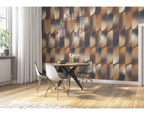 Esszimmer mit gemusterten Tapeten, Esstisch und Stühlen