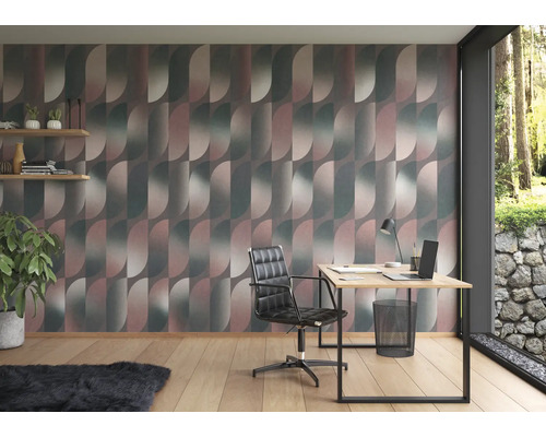 Büro mit gemusterter Tapete, Schreibtisch und Bürostuhl für eine moderne Arbeitsumgebung