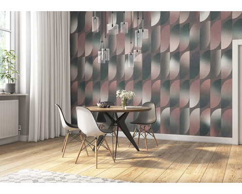 Esszimmer mit gemusterter Tapete, Esstisch und Stühlen unter einer Hängelampe