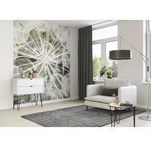 Wohnzimmer mit Sessel, Teppich, Kommode und Fototapete mit Löwenzahn-Motiv für eine helle und freundliche Atmosphäre.