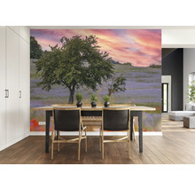 Wandbild mit einer Baumlandschaft in einem hellen, modernen Esszimmer