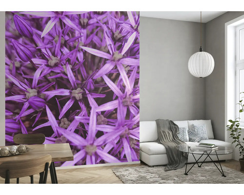 Wohnraum mit Fototapete mit Blumenmuster