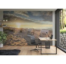 Fototapete mit Strandmotiv und Strandkörben in einem modern eingerichteten Büro.