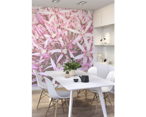 Heller Essbereich mit Esstisch, Stühlen und einer Fototapete mit Blütenmuster.