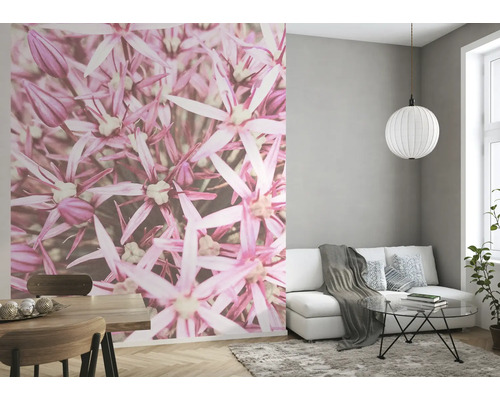 Wohnraum mit Esstisch, Sofa, Lampe und Fototapete mit Blütenmuster