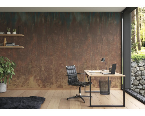 Helles Arbeitszimmer mit Schreibtisch, Bürostuhl und dekorativer Wandtapete