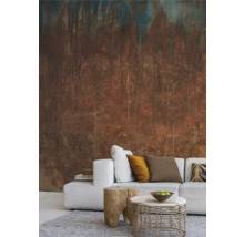 Wohnzimmer mit gemusterter Tapete, weißem Sofa, Holzhocker und Tisch