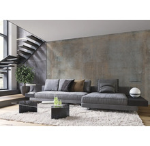 Modernes Wohnzimmer mit grauer Couch, Glascouchtisch und Treppe