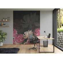 Ein Büro mit Fototapete, Schreibtisch und Bürostuhl schafft eine helle und organisierte Arbeitsatmosphäre.