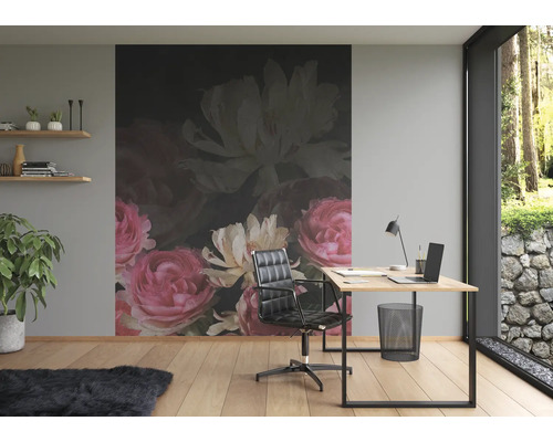 Ein Büro mit Fototapete, Schreibtisch und Bürostuhl schafft eine helle und organisierte Arbeitsatmosphäre.