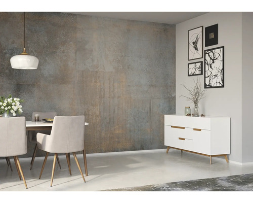 Esszimmer mit Esstisch, Stühlen, Anrichte und Wandfliesen in Betonoptik