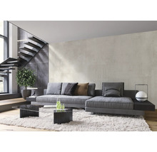 Modernes Wohnzimmer mit grauer Couch, Glastisch und Treppe