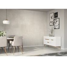 Helles Esszimmer mit Esstisch, Stühlen und Kommode vor einer dezenten Wand