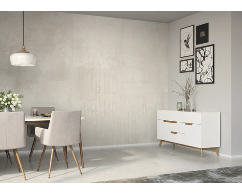 Helles Esszimmer mit Esstisch, Stühlen und Kommode vor einer dezenten Wand