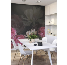 Esszimmer mit Esstisch, Stühlen und Fototapete mit Blumenmuster