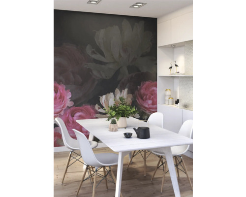 Esszimmer mit Esstisch, Stühlen und Fototapete mit Blumenmuster