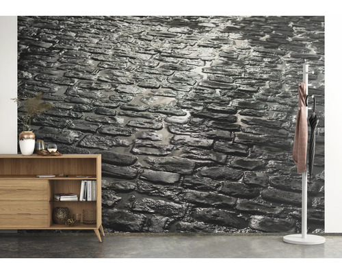 Wandbild mit Steinmuster in einem Wohnraum mit Sideboard und Garderobenständer.