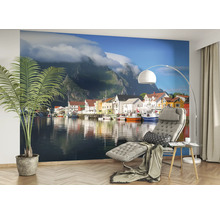 Wandbild mit Küstenlandschaft, Häusern und Bergen im Hintergrund