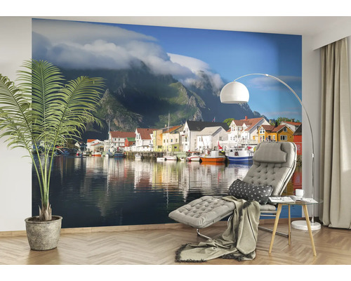Wandbild mit Küstenlandschaft, Häusern und Bergen im Hintergrund