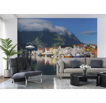 Wandbild mit Küstenstadtansicht, Bergen und Wolken in einem Wohnzimmer