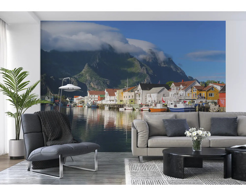 Wandbild mit Küstenstadtansicht, Bergen und Wolken in einem Wohnzimmer