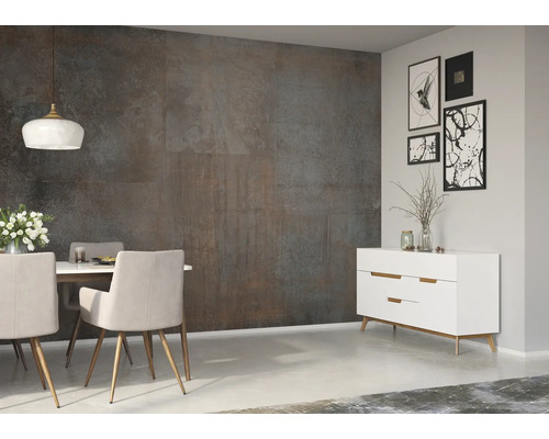 Modernes Esszimmer mit Esstisch, Stühlen, Kommode und Wandfliesen in Steinoptik.