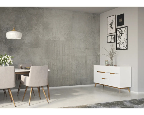 Modernes Esszimmer mit Esstisch, Stühlen, Sideboard und Wandfliesen in Betonoptik.