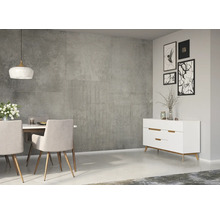 Esszimmer mit Esstisch, Stühlen, Sideboard und Wanddekoration