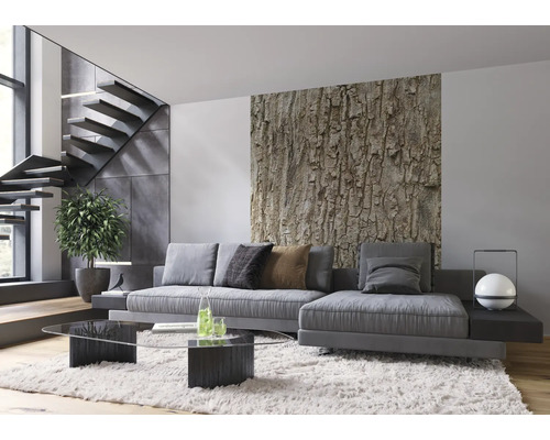 Modernes Wohnzimmer mit grauer Couch, Baumstamm-Tapete und Treppe